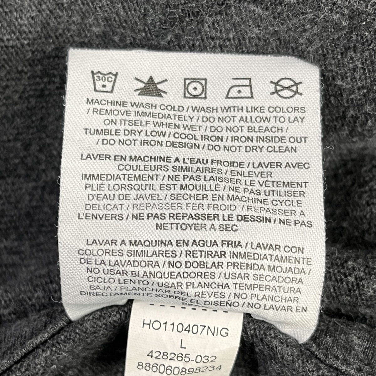 Etiqueta de lavado del polerón Nike con encuadre cuadrado