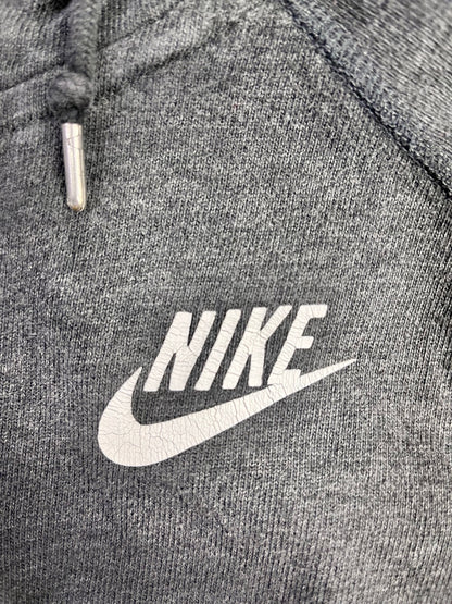 Fotografía real del logo Nike con estampado agrietado y cuarteado