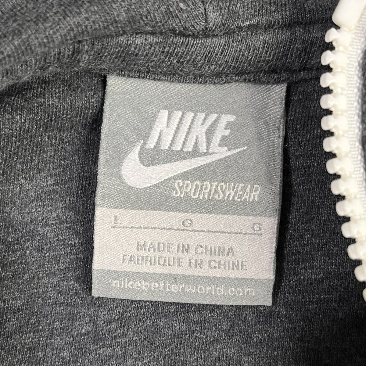 Etiqueta real Nike talla L con encuadre optimizado