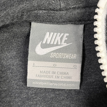 Etiqueta real Nike talla L con encuadre optimizado