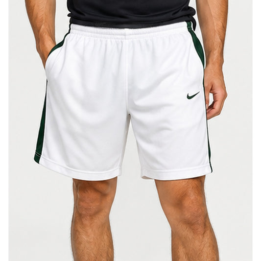 Fotografía ilustrativa con modelo masculino usando short Nike blanco con paneles verde oscuro, vista frontal; ver fotos reales para estado y manchas