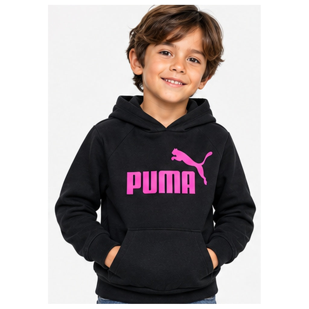 Imagen referencial generada con IA: modelo infantil vistiendo un polerón Puma negro con estampado fucsia. Las fotografías de la prenda real aparecen en esta ficha.