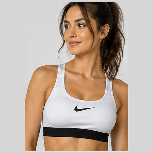Modelo de frente, peto Nike Dri-FIT mujer; imagen referencial