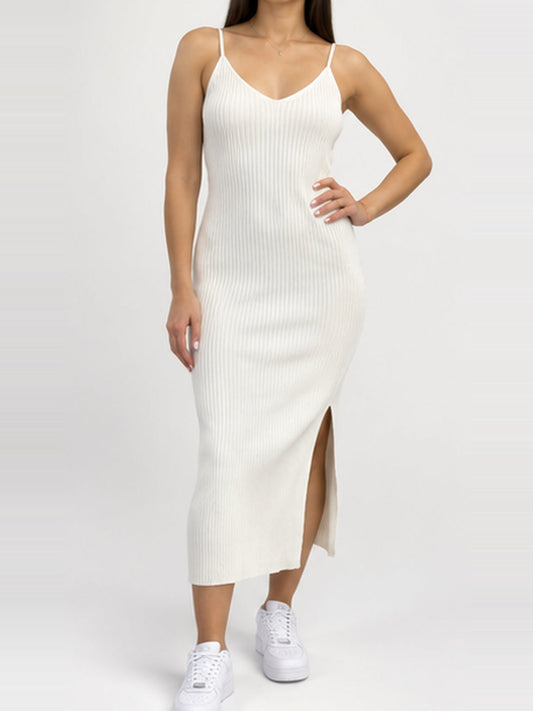 Fotografía referencial generada con modelo: vestido Abercrombie & Fitch blanco invierno de frente