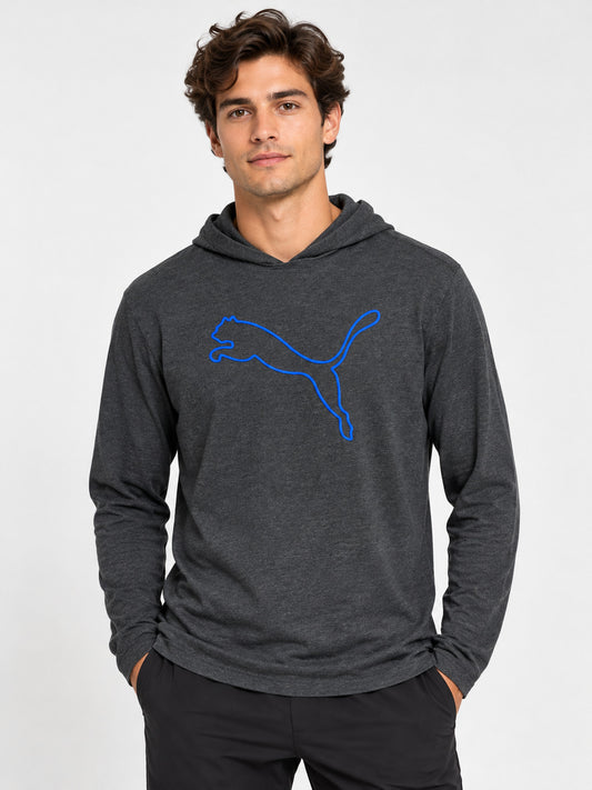 Imagen referencial con modelo adulto vistiendo el polerón Puma gris oscuro con logo azul