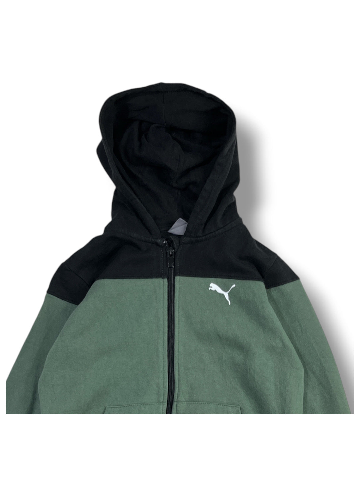 Fotografía real de logo Puma blanco, cierre y capucha.