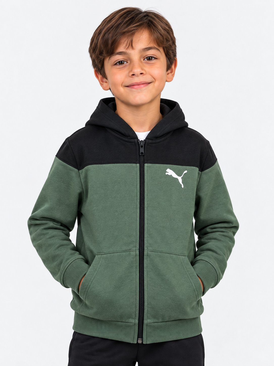 Fotografía referencial con modelo niño y fondo uniforme, formato 3:4; polerón Puma infantil verde oliva y negro