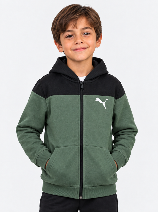 Fotografía referencial con modelo niño y fondo uniforme, formato 3:4; polerón Puma infantil verde oliva y negro