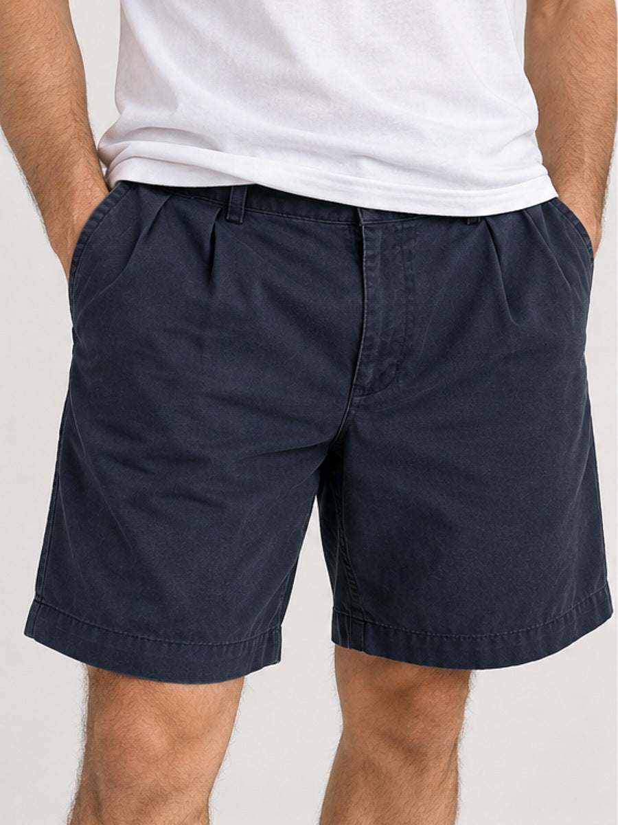 Modelo referencial de hombre usando short chino azul marino de Polo Ralph Lauren