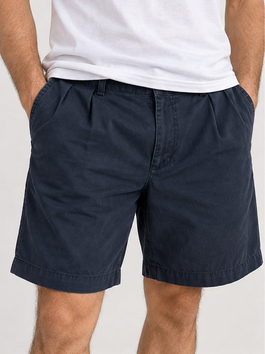 Modelo referencial de hombre usando short chino azul marino de Polo Ralph Lauren
