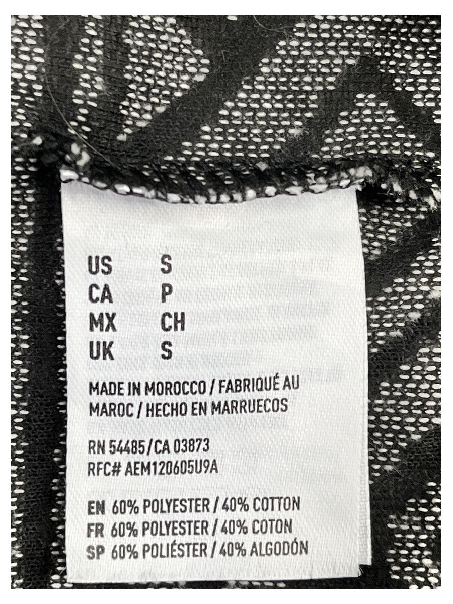 Etiqueta original talla S y composición 60% poliéster, 40% algodón, fabricado en Marruecos