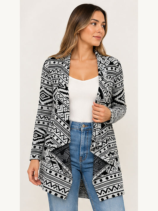 Modelo referencial con cárdigan American Eagle estampado, frente 3:4 sin teléfono