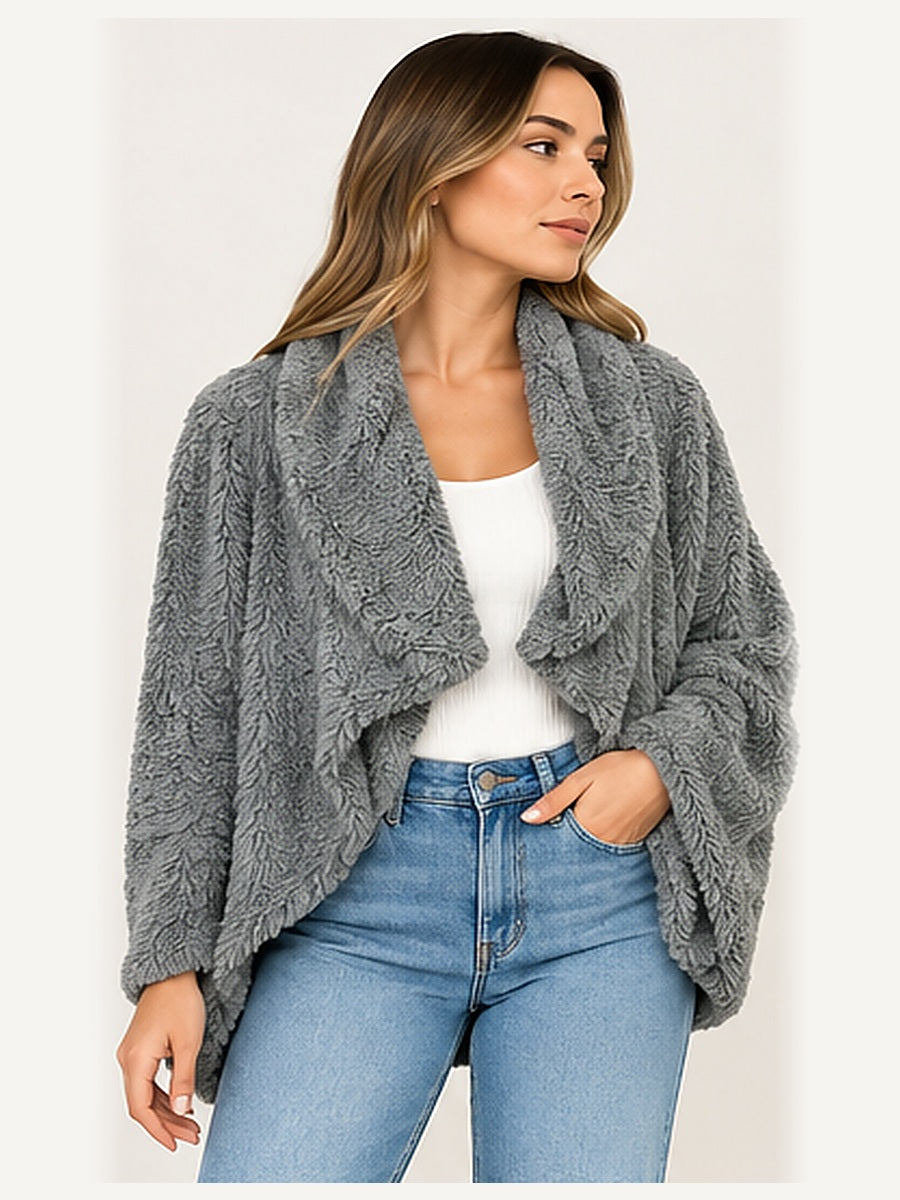 Imagen referencial de modelo con chaleco sherpa gris, encuadre 3:4 amplio, sin teléfono