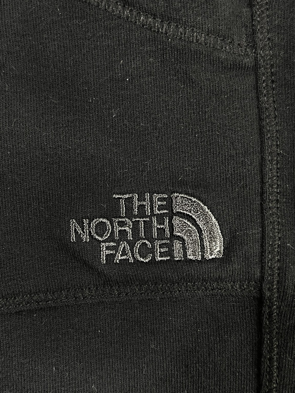 Detalle real del logo bordado The North Face