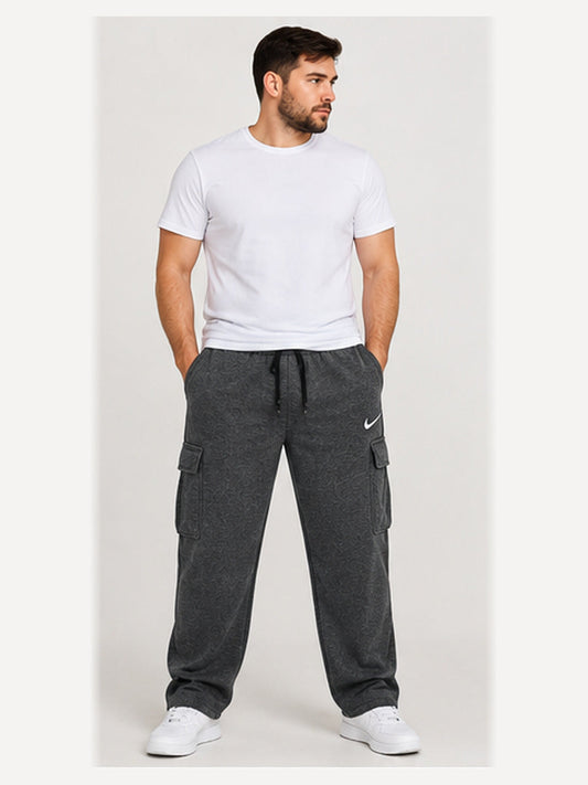 Fotografía referencial de hombre de contextura gruesa talla XXL vistiendo pantalón Nike cargo gris, de frente