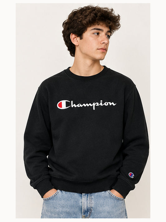 Imagen referencial con modelo juvenil usando polerón Champion negro, vista frontal, sin teléfono