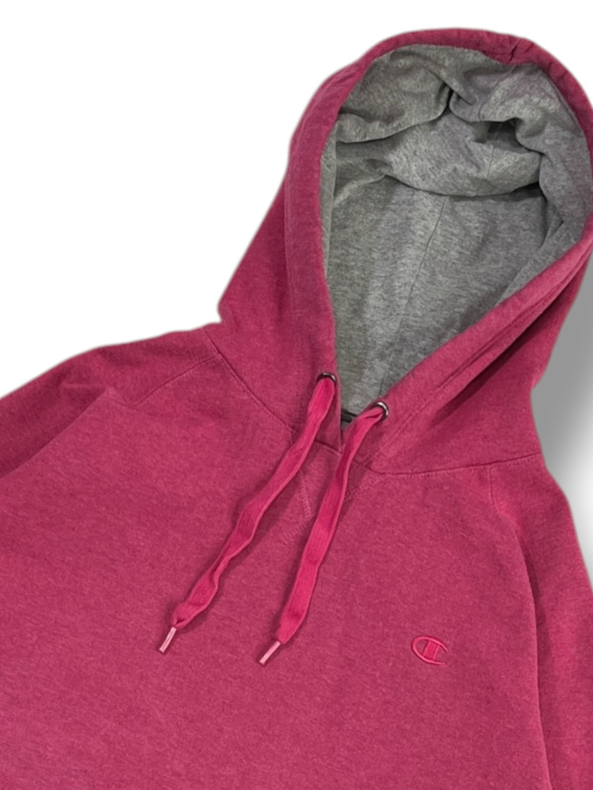Detalle real de capucha, forro gris y logo Champion