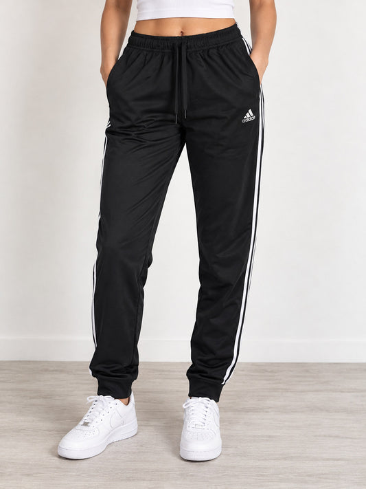 Foto referencial frontal con modelo usando pantalón Adidas negro talla M en formato 3:4