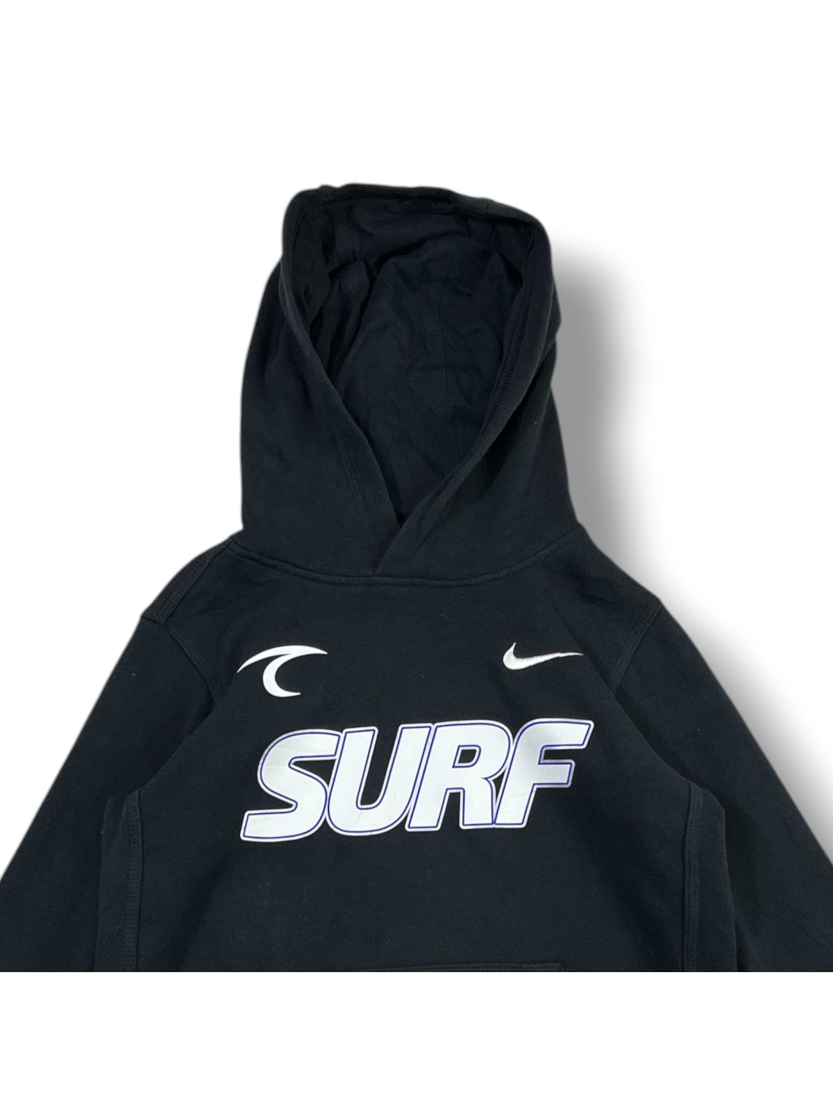 Detalle real del estampado Nike SURF del pecho