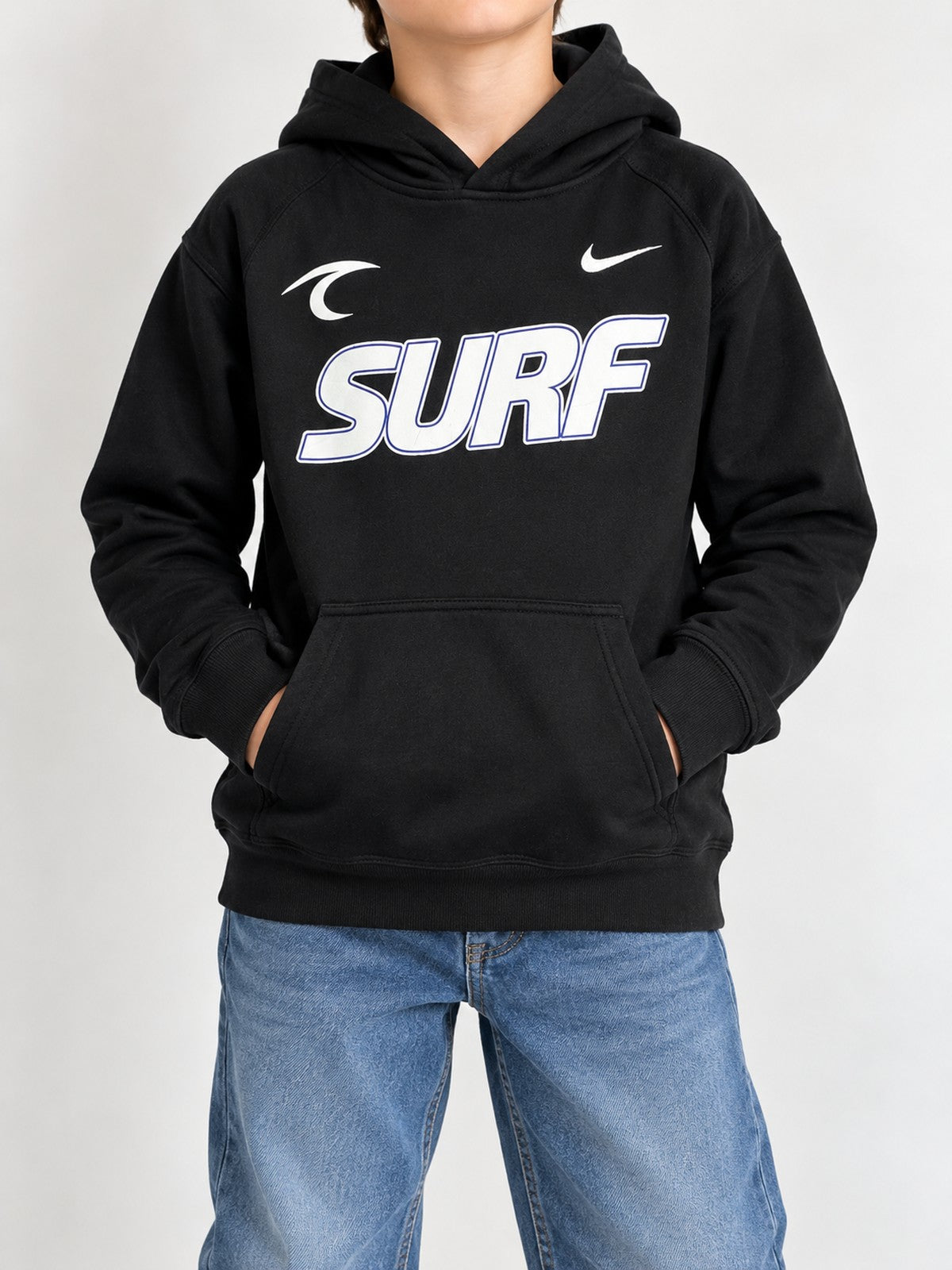 Foto frontal con modelo niño usando polerón Nike SURF negro talla L, imagen referencial