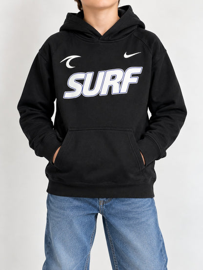 Foto frontal con modelo niño usando polerón Nike SURF negro talla L, imagen referencial