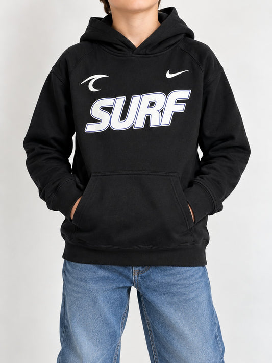 Foto frontal con modelo niño usando polerón Nike SURF negro talla L, imagen referencial