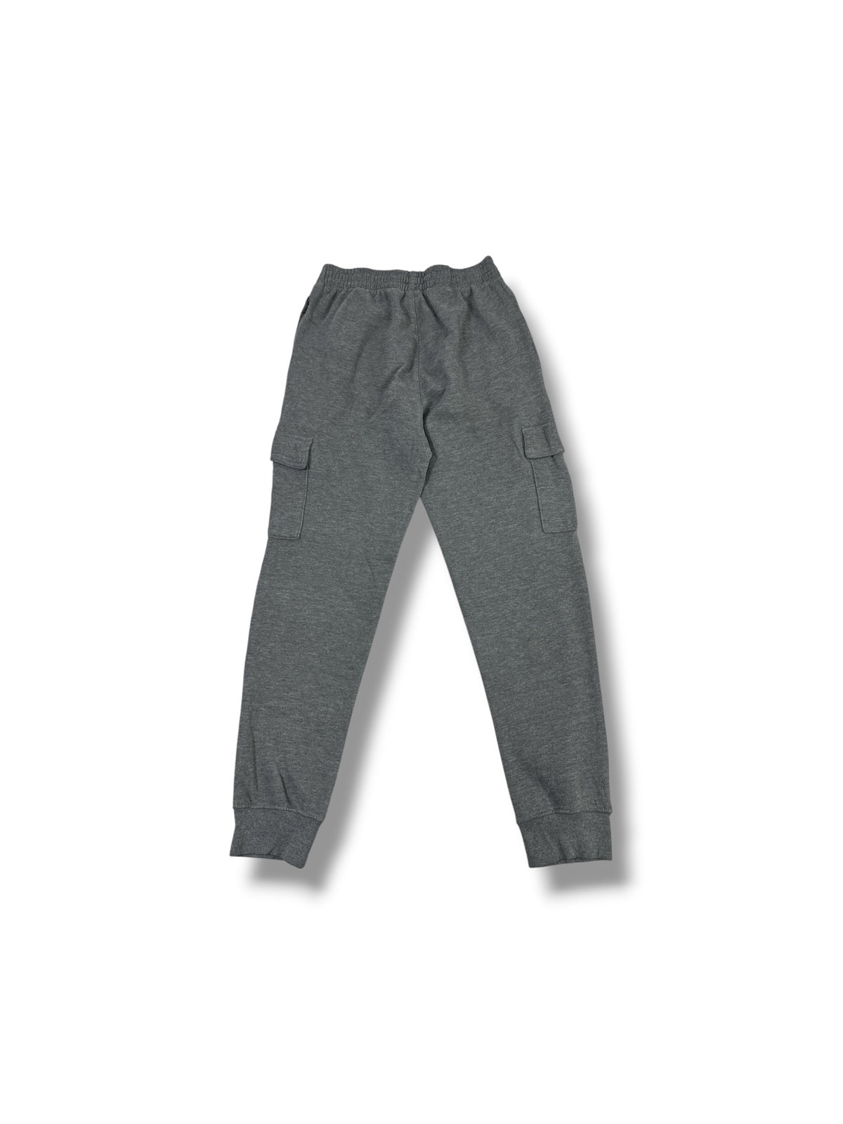 Fotografía real de espalda del pantalón cargo Jordan gris de niño