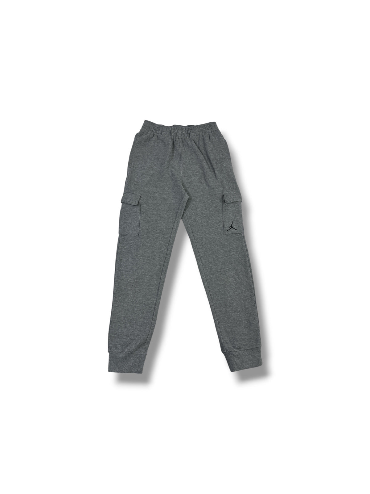 Fotografía real frontal del pantalón cargo Jordan gris de niño