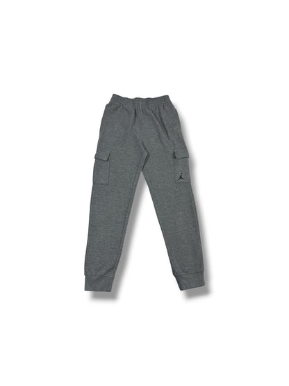 Fotografía real frontal del pantalón cargo Jordan gris de niño