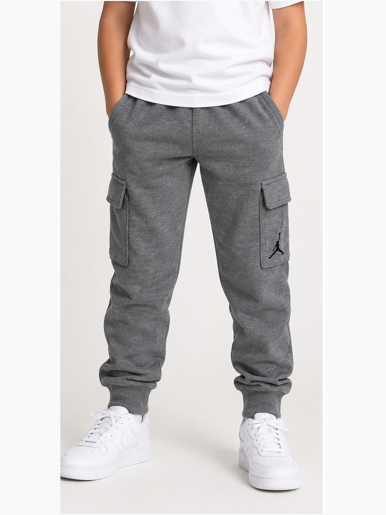 Imagen referencial frontal de modelo infantil con pantalón cargo Jordan gris talla L Niño
