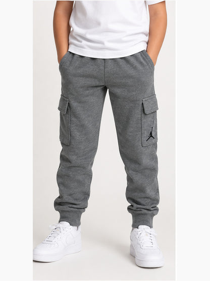 Imagen referencial frontal de modelo infantil con pantalón cargo Jordan gris talla L Niño