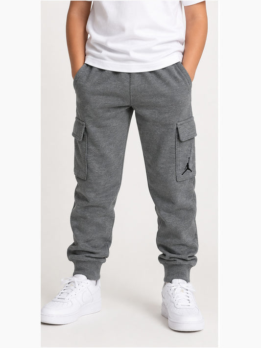 Imagen referencial frontal de modelo infantil con pantalón cargo Jordan gris talla L Niño
