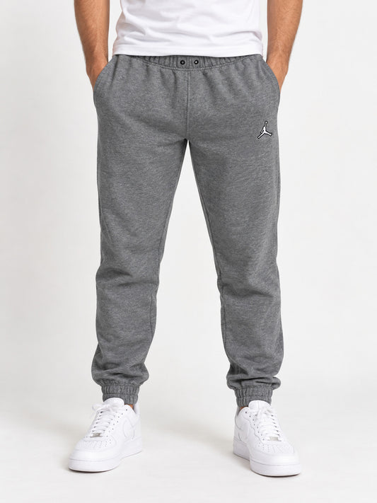 Imagen referencial frontal modelo hombre con pantalón Jordan Essentials gris, talla S