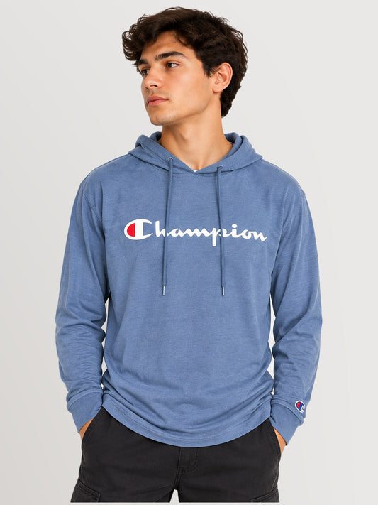 Fotografía referencial de modelo hombre de frente usando polerón Champion ligero celeste, sin márgenes blancos, formato 3:4
