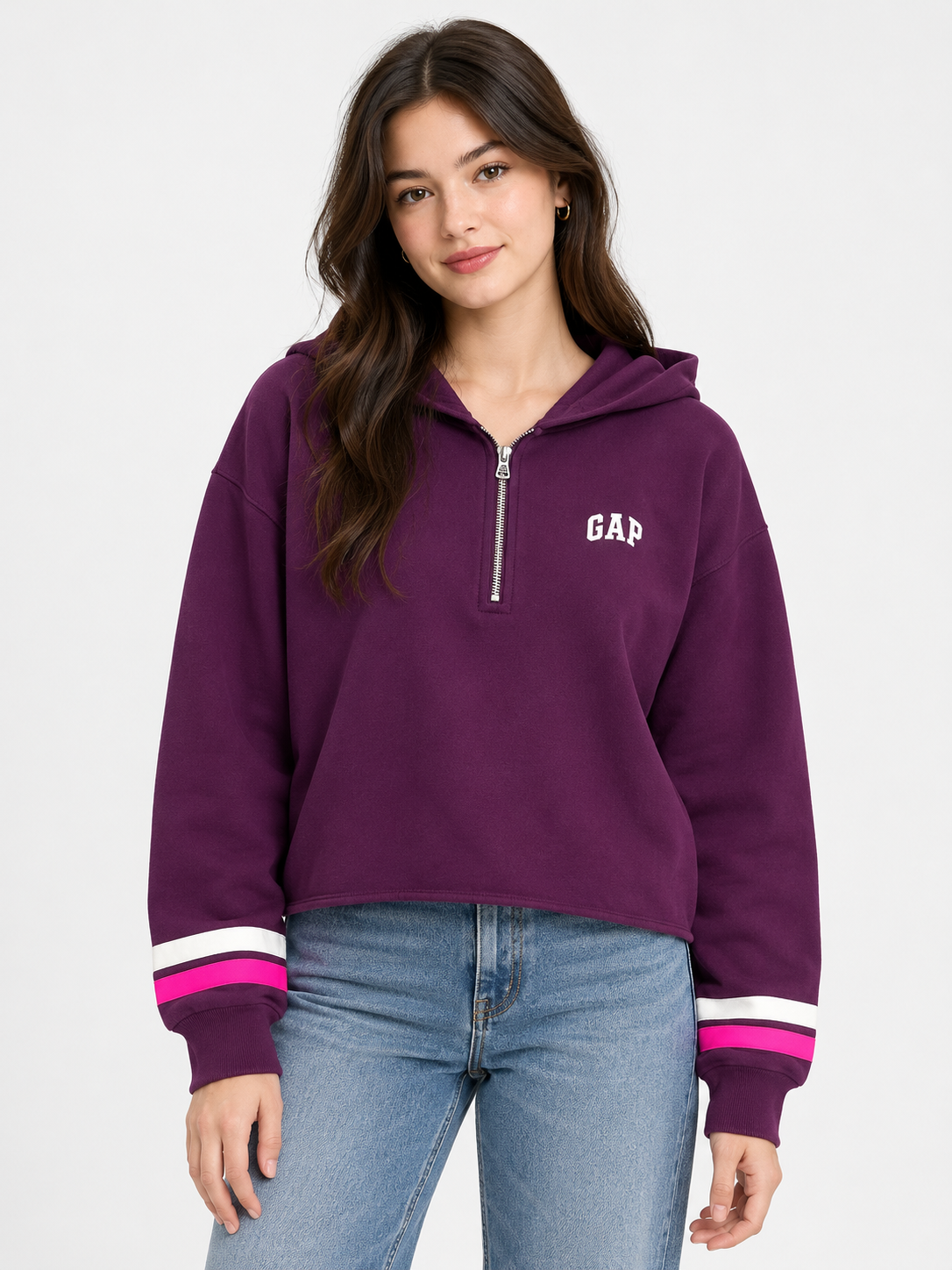 Foto referencial con modelo del polerón GAP morado