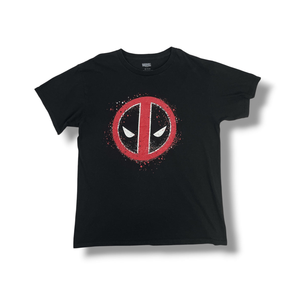 Fotografía original frontal de polera Marvel Deadpool negra de hombre