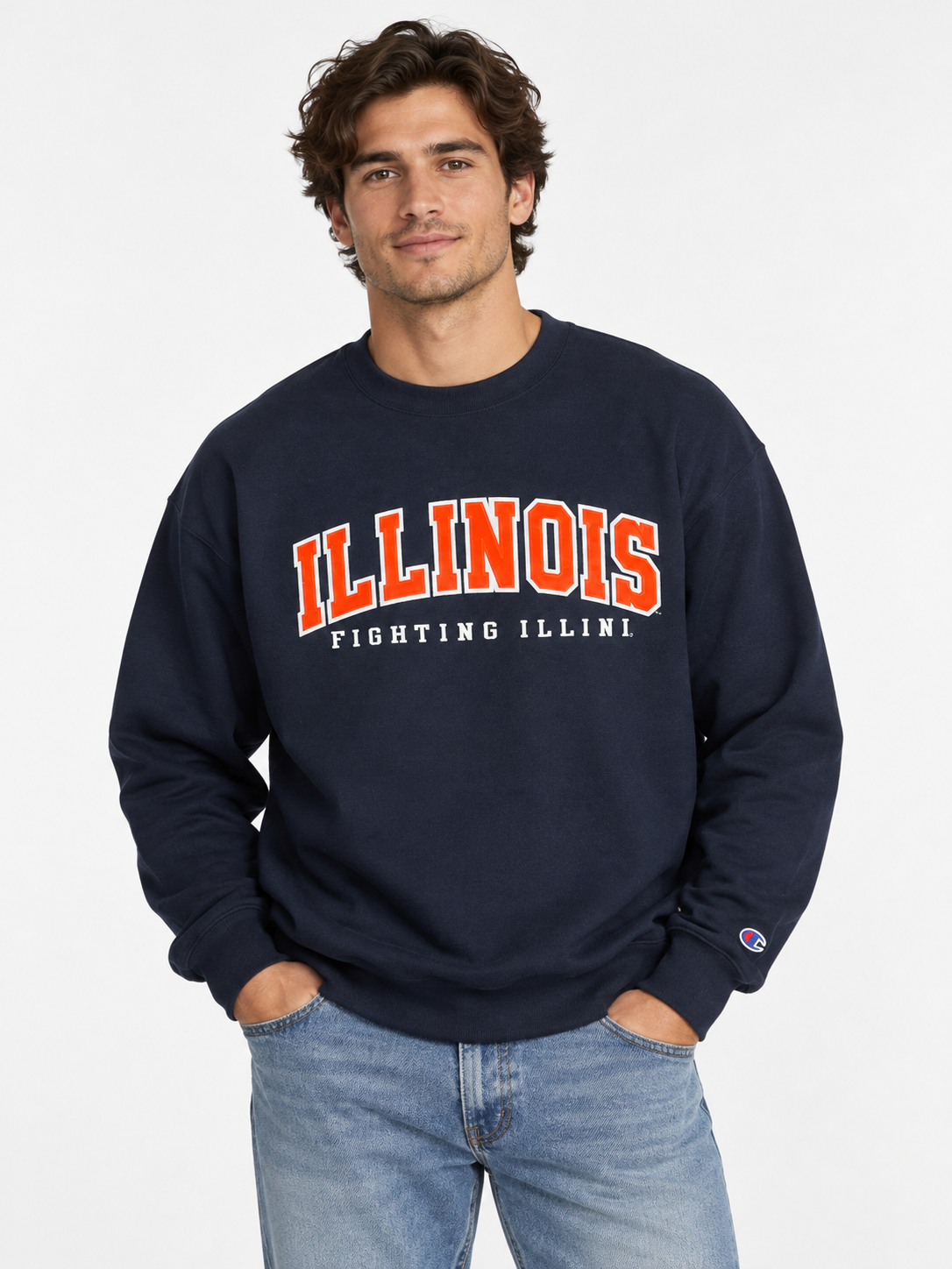 Foto referencial de modelo adulto usando polerón Champion Illinois, formato 3:4