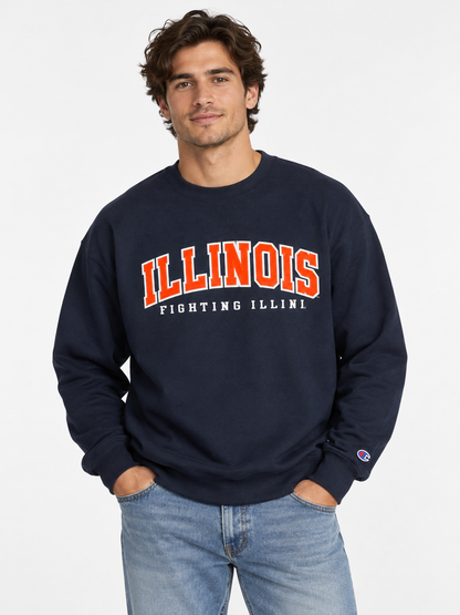 Foto referencial de modelo adulto usando polerón Champion Illinois, formato 3:4