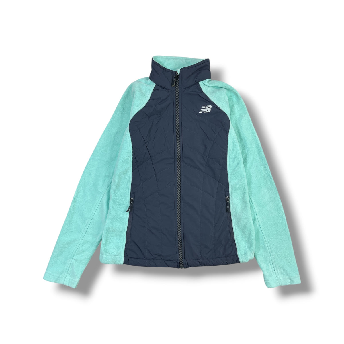 Fotografía original frontal chaqueta New Balance verde agua y azul marino