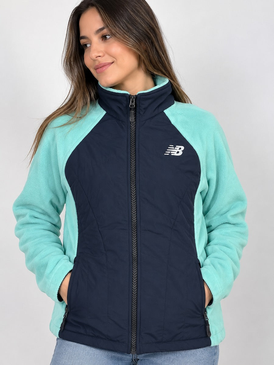 Modelo mujer adulta con chaqueta polar New Balance, imagen referencial 3:4