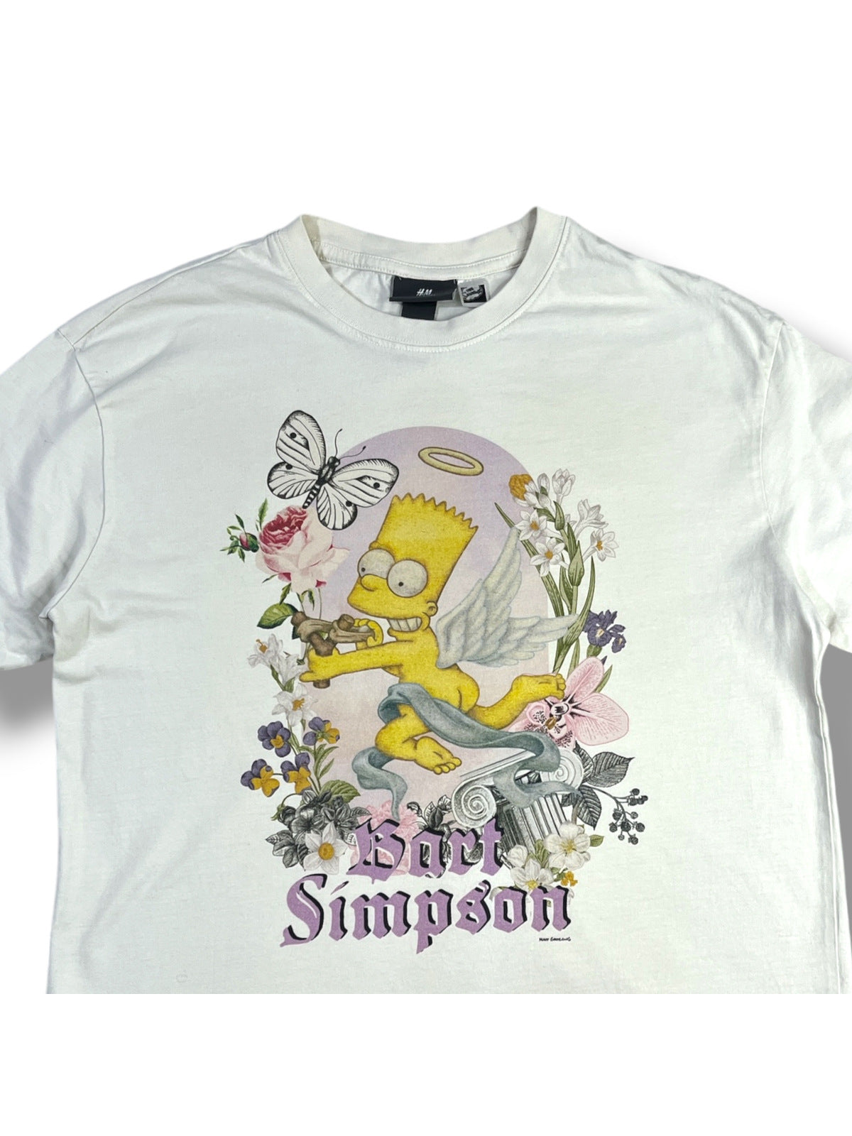 Detalle diseño frontal Bart Simpson con alas flores y mariposas
