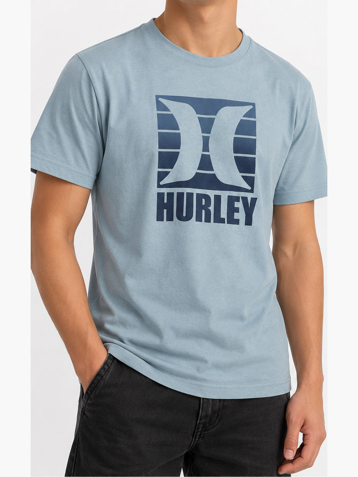 Polera Hurley celeste de hombre talla M en modelo frontal, formato 3:4