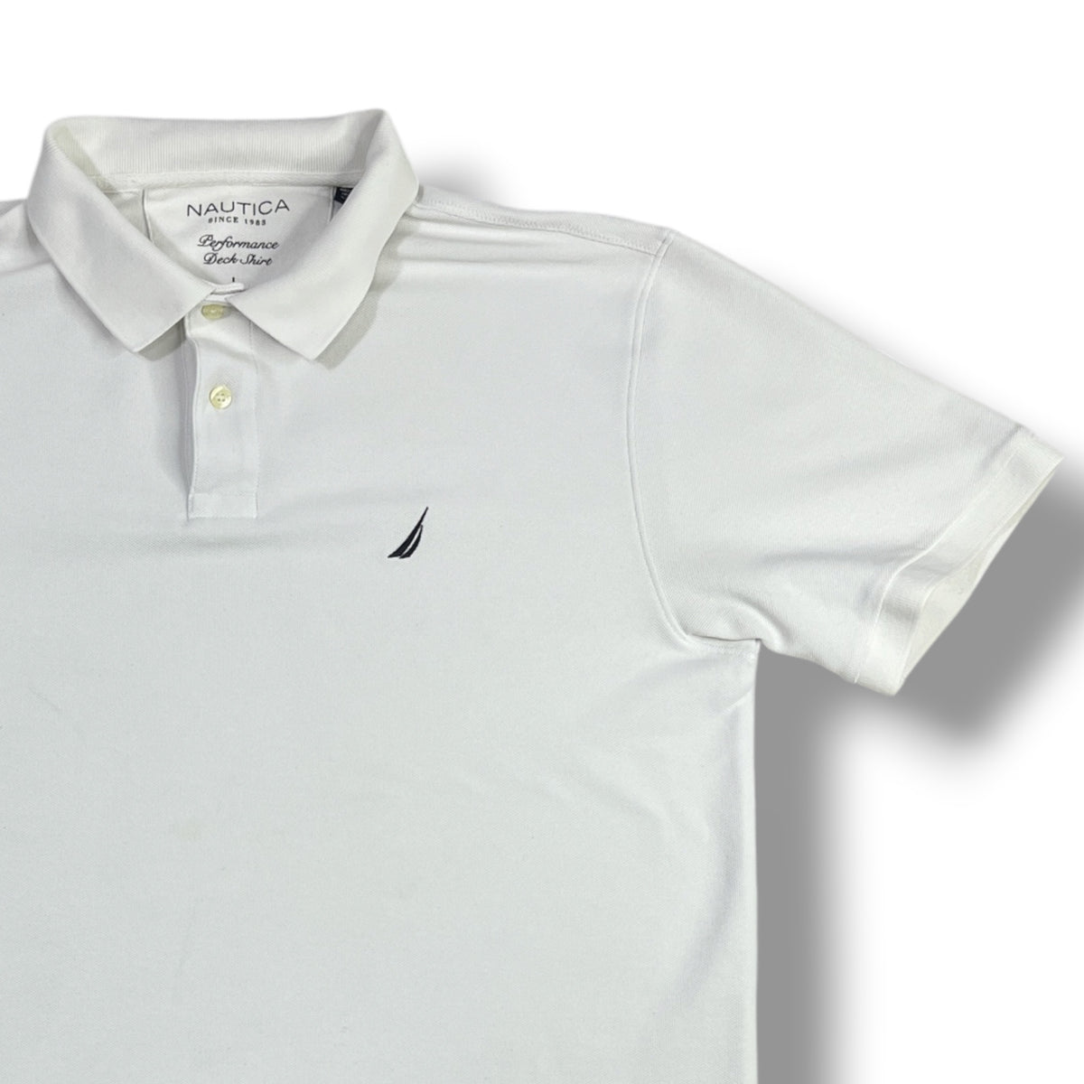 Polera Nautica blanca detalle cuello y logo