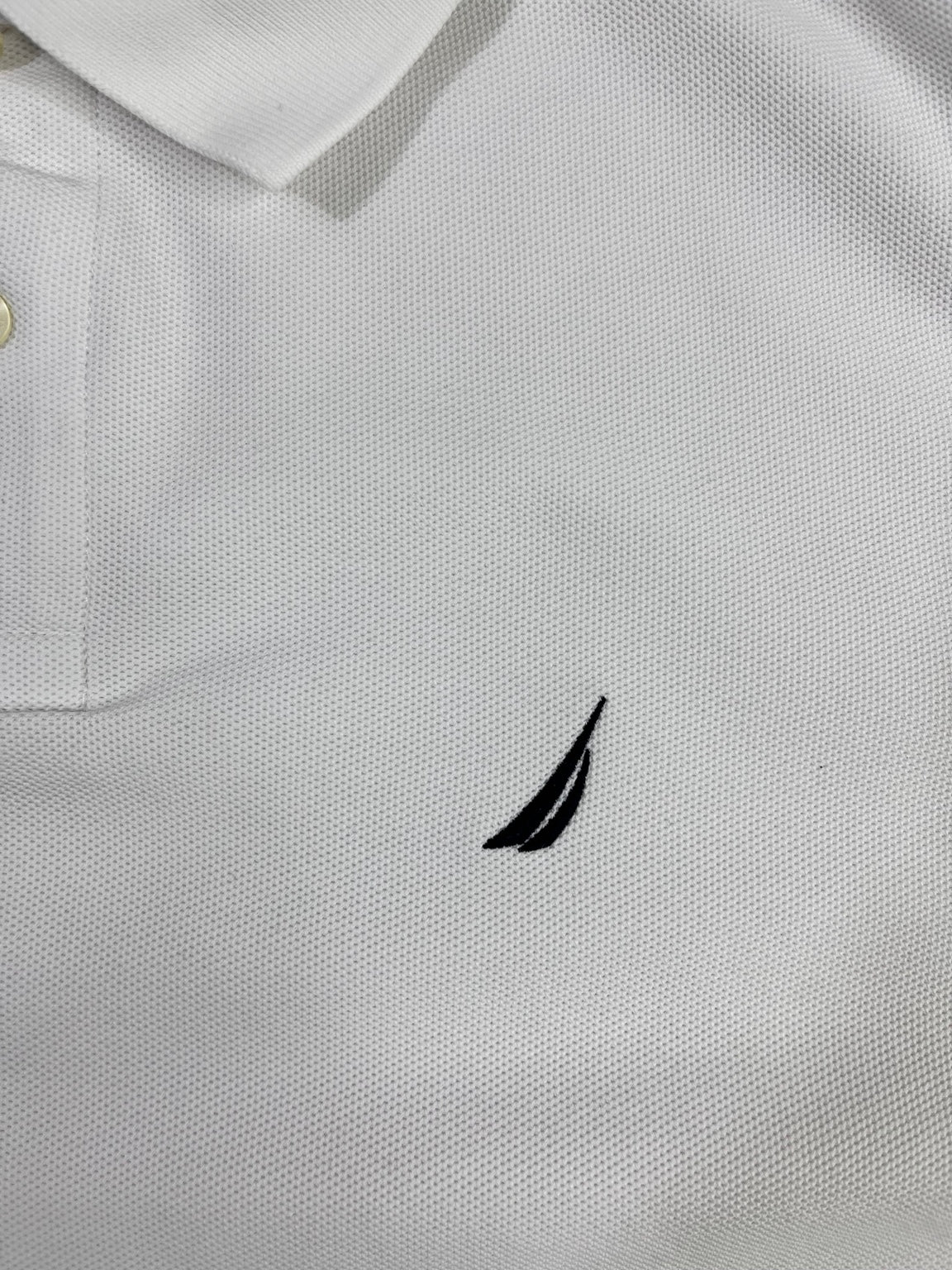 Polera Nautica blanca bordado logo negro