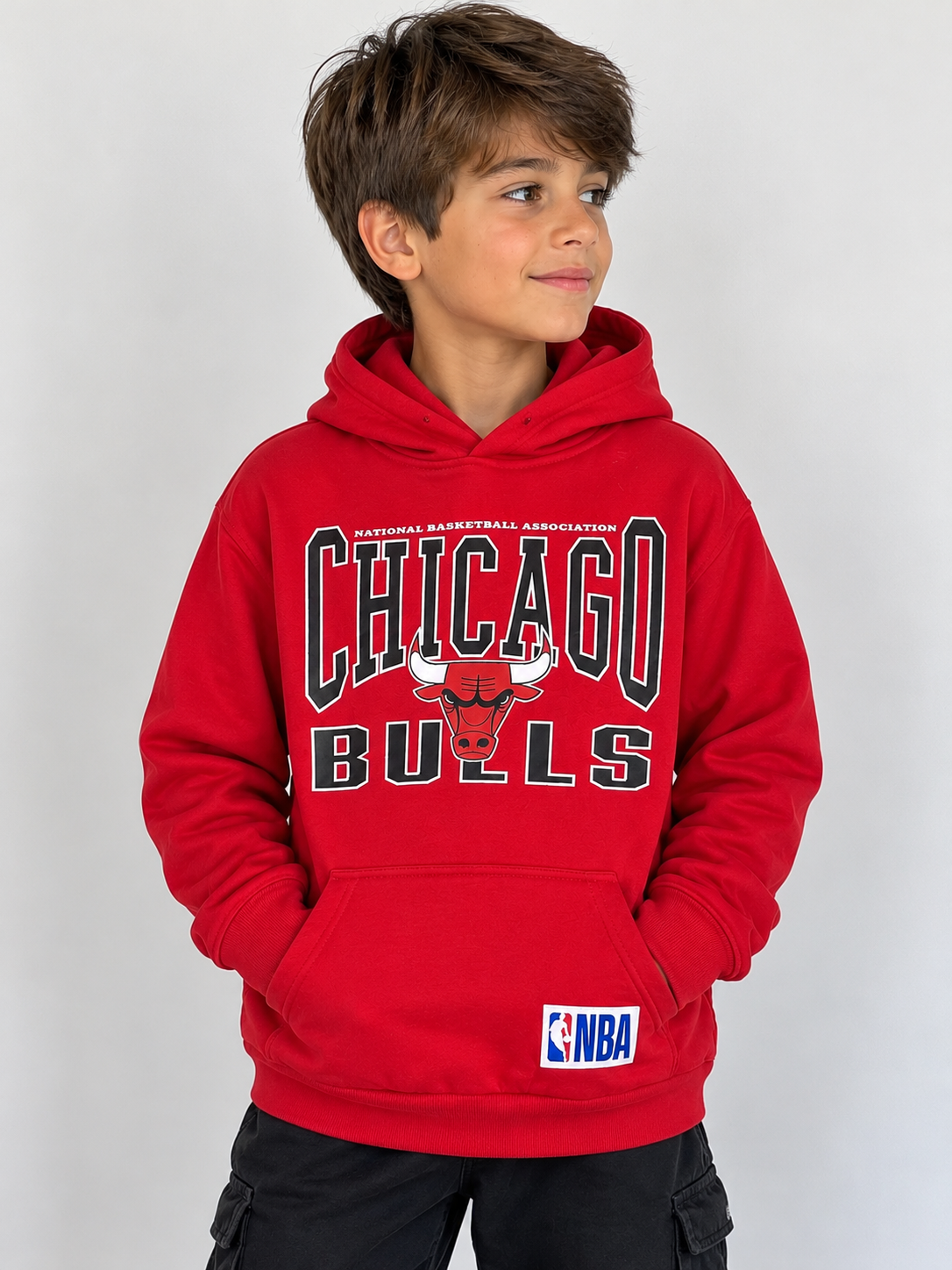 Modelo niño vistiendo polerón NBA Chicago Bulls rojo, talla 12, imagen referencial 3:4