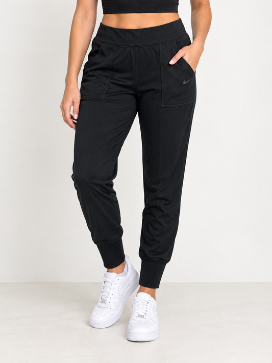 Foto ilustrativa con modelo femenino usando pantalón negro Nike Obsessed talla M, formato 3:4