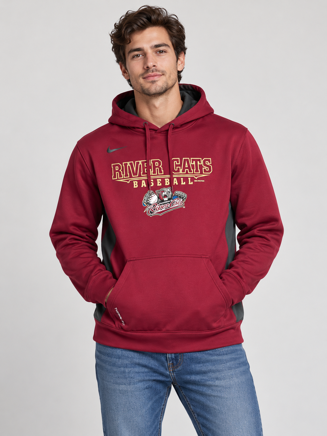 Modelo vistiendo polerón Nike Therma-FIT River Cats burdeo talla L, foto referencial 3:4