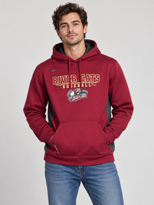 Modelo vistiendo polerón Nike Therma-FIT River Cats burdeo talla L, foto referencial 3:4