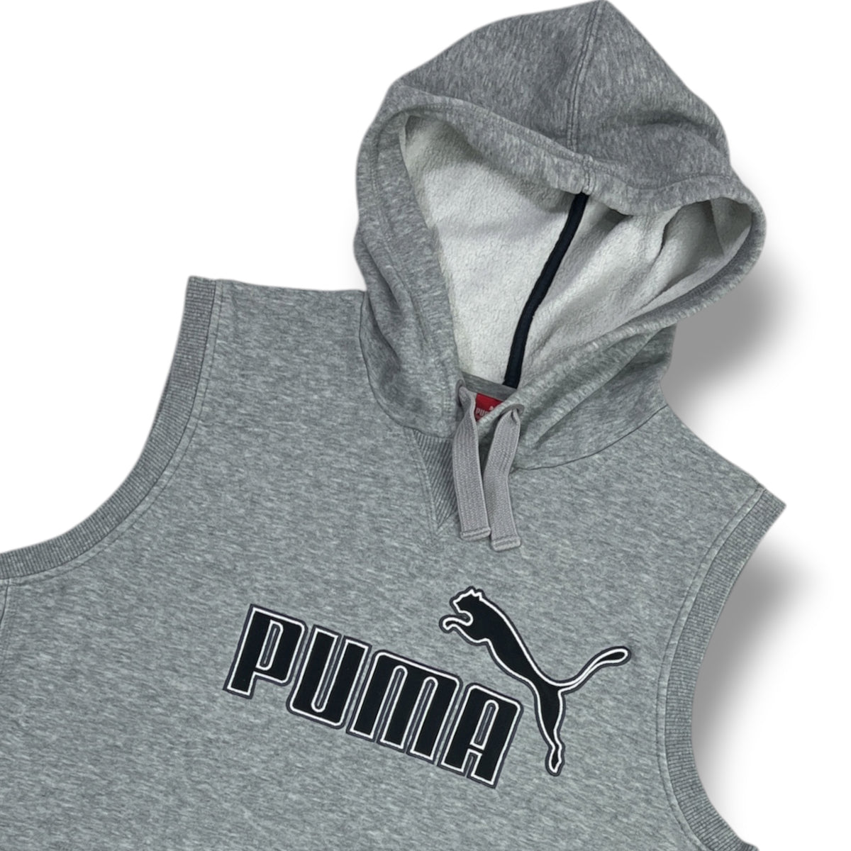 Prenda real detalle del logo Puma y capucha