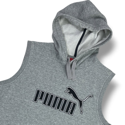 Prenda real detalle del logo Puma y capucha